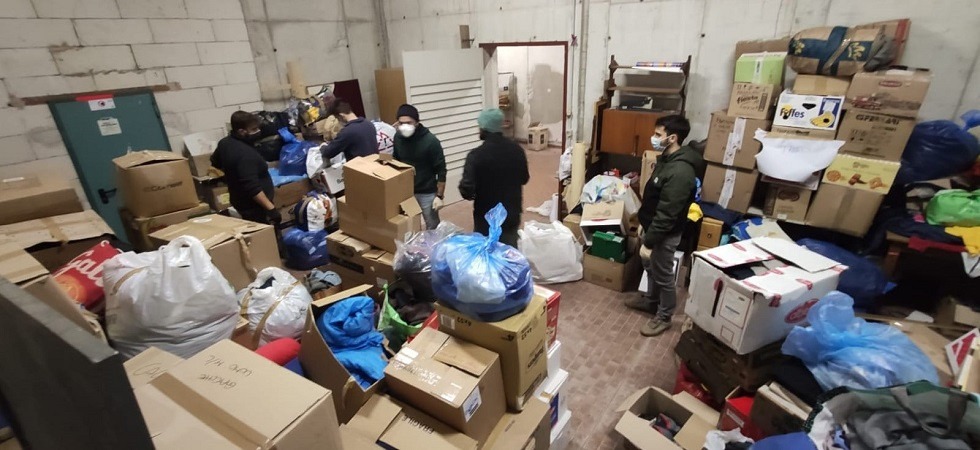 Coperte e sacchi a pelo ma anche smartphone usati e tende: la raccolta di beni che potrebbero salvare la vita ai migranti